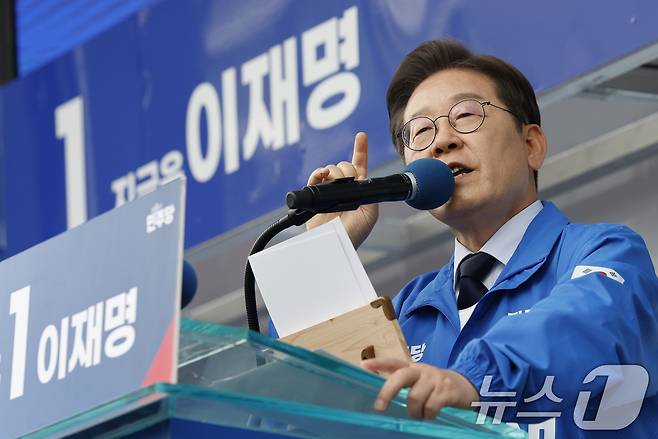 이재명 더불어민주당 대통령 후보가 대구·경북(TK) 지역 유세에 돌입한 13일 오후 경북 포항시청 광장을 찾아 인사하고 있다. 2025.5.13/뉴스1 ⓒ News1 안은나 기자