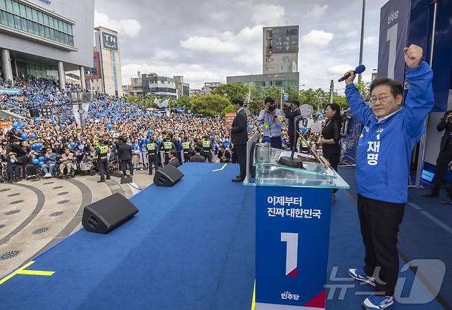 이재명 더불어민주당 대통령 후보가 17일 광주광역시 서구 김대중컨벤션센터 광장에서 열린 집중 유세에서 연설 도중 손을 들고 시민들에게 인사하고 있다. (공동취재)2025.5.17/뉴스1 ⓒ News1 이재명 기자