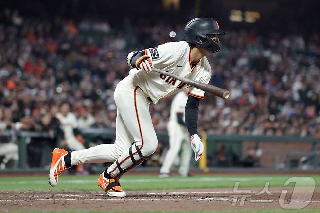 샌프란시스코 자이언츠 이정후가 20일(한국시간) 열린 2025 메이저리그 캔자스시티 로열스전에서 8회말 1타점 2루타를 터뜨렸다. ⓒ AFP=뉴스1