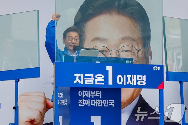 이재명 더불어민주당 대통령 후보가 수도권 표심잡기에 나선 20일 경기 의정부시 로데오거리를 찾아 방탄 유리막 안에서 지지를 호소하고 있다. 2025.5.20/뉴스1 ⓒ News1 안은나 기자