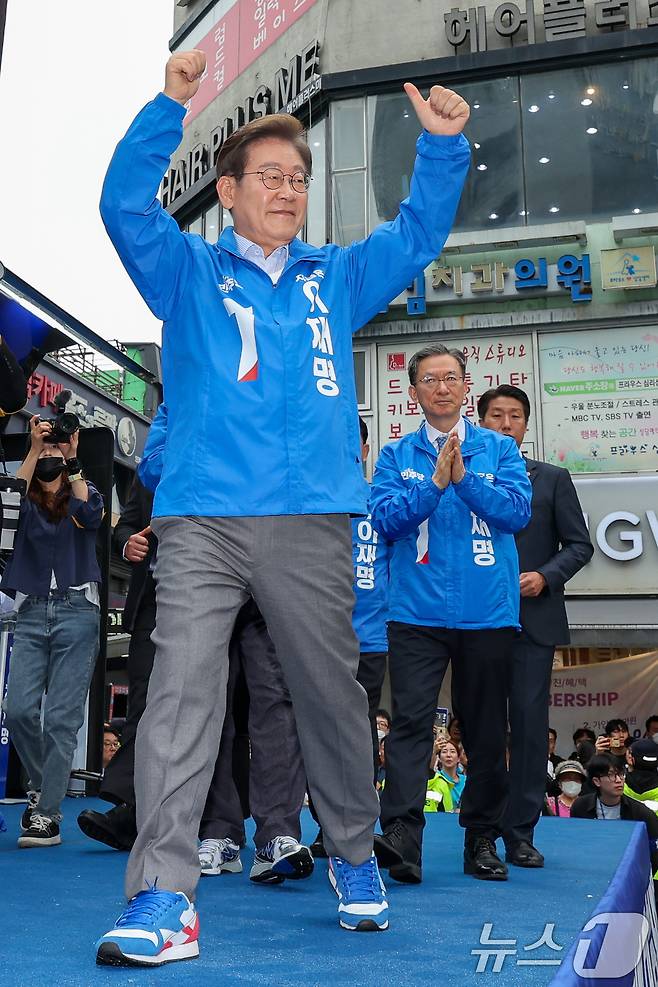 이재명 더불어민주당 대통령 후보가 수도권 표심잡기에 나선 20일 경기 의정부시 로데오거리를 찾아 유세를 마친 뒤 인사하고 있다. 2025.5.20/뉴스1 ⓒ News1 안은나 기자