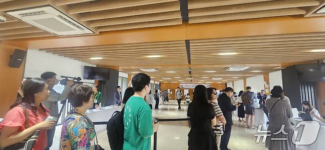 중국 거주 교민들이 20일 주중 한국대사관에서 열린 재외국민 투표 첫날 투표를 위해 줄을 서고 있다.  ⓒ News1 정은지 특파원