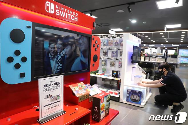 2일 서울시내의 롯데하이마트에서 직원이 게임기 관련 상품을 정리하고 있다. 2023.5.2/뉴스1 ⓒ News1 이승배 기자