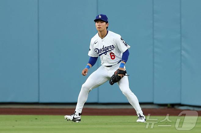 LA 다저스 김혜성(오른쪽)은 20일(한국시간) 열린 2025 메이저리그 애리조나 다이아몬드백스전에서 9번 타자 중견수로 선발 출전해 4타수 무안타 1삼진을 기록했다. 1회초에는 수비 실수로 결승점의 빌미를 제공했다. ⓒ AFP=뉴스1