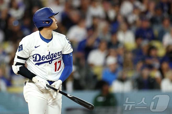 LA 다저스 오타니 쇼헤이가 20일(한국시간) 열린 2025 메이저리그 애리조나 다이아몬드백스전에서 6회말 시즌 17호 홈런을 터뜨렸다. ⓒ AFP=뉴스1