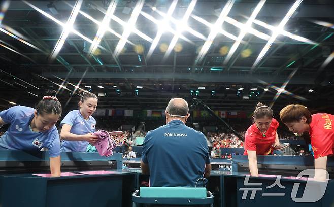 대한민국 탁구 대표팀 신유빈, 전지희가 8일(한국시간) 프랑스 파리 사우스 파리 아레나 4에서 열린 '2024 파리올림픽' 탁구 여자 단체 준결승 중국의 첸멍, 왕만위와의 경기에서 준비를 하고 있다. 2024.8.8/뉴스1 ⓒ News1 이동해 기자