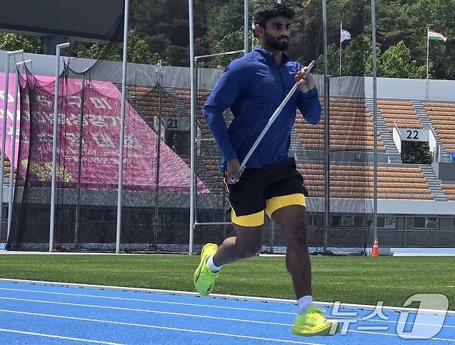 오는 27일부터 열리는 2025 구미 아시아육상경기선수권대회를 앞두고 미리 입국한 외국인 선수들이 20일 주경기장인 구미시민운동장에서 훈련을 하고 있다. 아시아육상경기선수권대회는 세계 43개국에서 선수단, 임원, 심판, 언론 관계자 등 2000여 명이 참가해오는 27일부터 닷새간 열린다.2025.5.20/뉴스1 ⓒ News1 정우용 기자