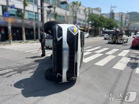 20일 오전 10시 30분께 울산 화봉파출소 앞 교차로에서 SUV차량이 전복되는 사고가 발생했다.(울산경찰청제공. 재판매 및 DB 금지)