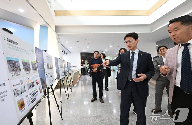 김윤상 기획재정부 차관이 5월 20일 전북 익산 한국식품산업클러스터를 찾아 관계자로부터 클러스터 추진현황 설명을 듣고 있다. (기재부 제공)