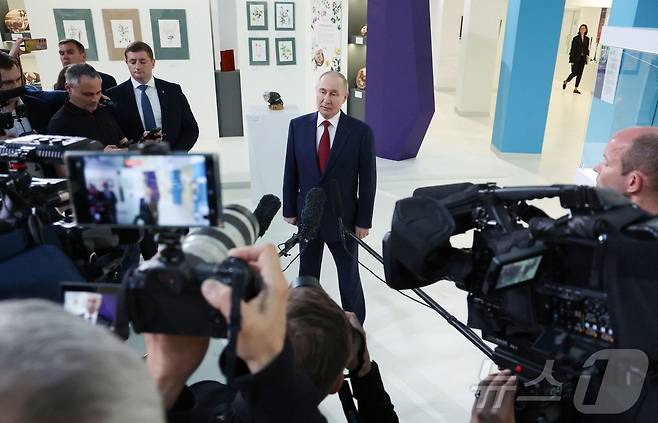 블라디미르 푸틴 러시아 대통령이 19일 (현지시간) 도널드 트럼프 미국 대통령과 통화를 한 뒤 소치에서 취재진을 만나고 있다. 2025.05.20 ⓒ AFP=뉴스1 ⓒ News1 우동명 기자