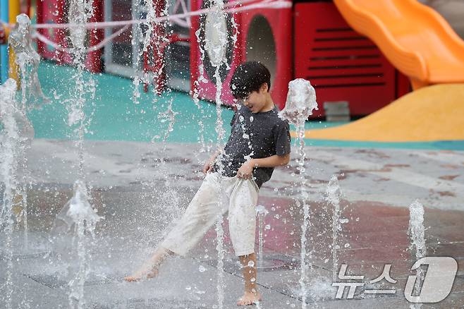 낮 기온이 30도를 웃도는 더위가 찾아온 20일 오후 대구 중구 수창공원 바닥분수에서 어린이들이 물장난을 치며 더위를 식히고 있다. 2025.5.20/뉴스1 ⓒ News1 공정식 기자