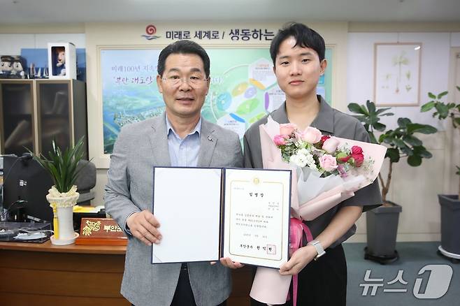 부안군은 보건소 박승아 주무관(보건 8급·오른쪽)을 도내 군 단위 최초로 부안군 감염병 역학조사관으로 임명했다.(부안군 제공, 재판매 및 DB금지)