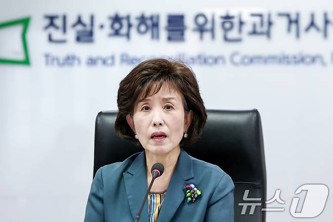 박선영 진실·화해를 위한 과거사정리위원회(진화위) 위원장이 13일 오후 서울 중구 진화위에서 열린 '제109차 위원회 회의'를 주재하고 있다.  2025.5.13/뉴스1 ⓒ News1 민경석 기자