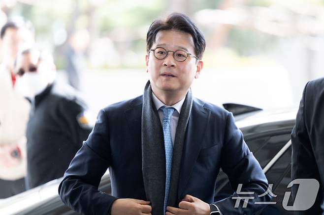 이창수 서울중앙지검장이 지난 3월 헌법재판소의 기각 결정으로 직무에 복귀하기 위해  서울 서초구 서울중앙지검으로 들어서고 있다. 헌법재판소는 이 지검장, 조상원 서울중앙지검 4차장검사, 최재훈 반부패수사2부장검사의 탄핵소추안을 만창일치로 기각했다. 이는 탄핵 소추 98일 만의 결정이다. 2025.3.13/뉴스1 ⓒ News1 이승배 기자