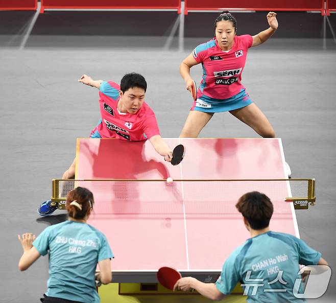 임종훈, 신유빈이 18일 카타르 도하 카타르대학교 스포츠 콤플렉스에서 열린 2025 국제탁구연맹(ITTF) 세계선수권대회 혼성복식 64강 홍콩 챈 볼드윈, 주청주 조와 경기를 펼치고 있다. (사진공동취재단) 2025.5.18/뉴스1 ⓒ News1 김명섭 기자