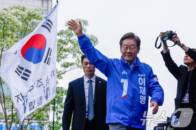 이재명 더불어민주당 대통령 후보가 수도권 표심잡기에 나선 20일 오후 경기 파주시 금릉역 중앙광장에서 유세를 마친 뒤 인사하고 있다. 2025.5.20/뉴스1 ⓒ News1 안은나 기자