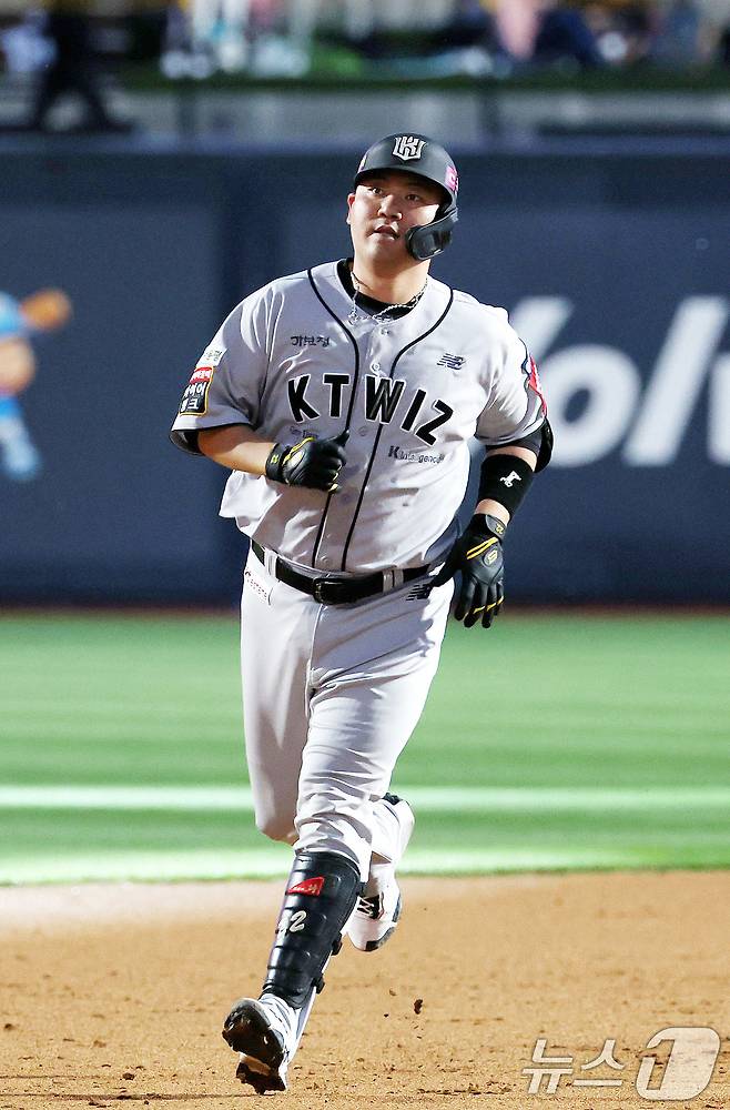20일 오후 수원KT위즈파크에서 열린 2025 신한 SOL뱅크 KBO리그 KT위즈와 KIA 타이거즈의 경기에서 KT 장성우가 5회말 2사 1루 상황 투런 홈런을 때려낸 뒤 홈으로 향하고 있다. 2025.5.20/뉴스1 ⓒ News1 박지혜 기자
