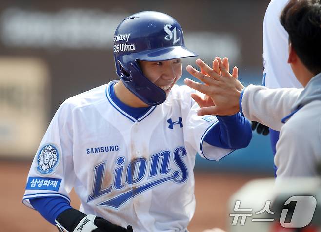 8일 오후 대구 삼성라이온즈파크에서 열린 프로야구 '2025 신한 SOL 뱅크 KBO 리그' SSG 랜더스와 삼성 라이온즈의 시범경기, 1회말 1사 3루 상황 삼성 3번타자 구자욱의 우익수 방면 희생플라이 때 3루주자 김지찬이 홈을 밟아 득점에 성공한 뒤 동료들의 축하를 받고 있다. 2025.3.8/뉴스1 ⓒ News1 공정식 기자