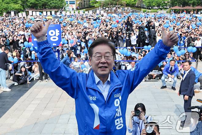 이재명 더불어민주당 대통령 후보가 수도권 표심잡기에 나선 20일 오후 경기 고양시 일산문화광장에서 유세를 마친 뒤 인사하고 있다. 2025.5.20/뉴스1 ⓒ News1 안은나 기자