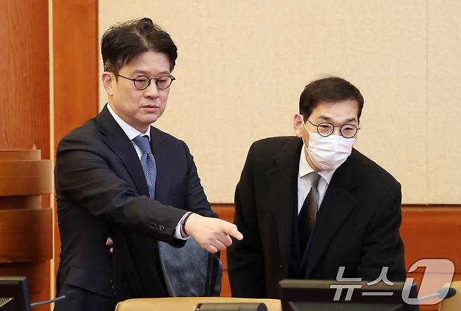 이창수 서울중앙지검장(왼쪽)과 조상원 중앙지검 4차장검사. 2025.2.17/뉴스1 ⓒ News1 김성진 기자