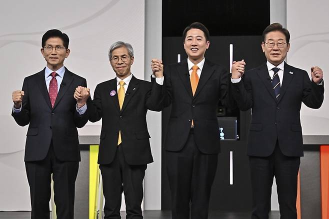 더불어민주당 이재명(오른쪽부터)·개혁신당 이준석·민주노동당 권영국·국민의힘 김문수 대선후보가 18일 서울 마포구 상암동 SBS 프리즘센터 스튜디오에서 열린 제21대 대선 1차 후보자 토론회 시작에 앞서 기념촬영을 하고 있다. 사진 | 국회사진기자단