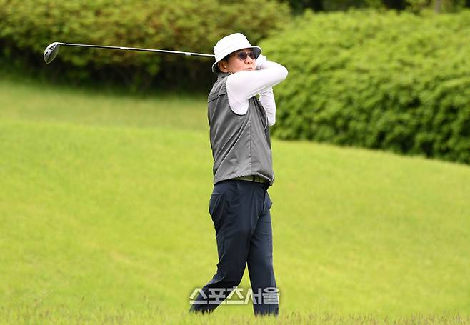 대한축구협회 정몽규 회장이 19일 경기도 용인 코리아CC에서 열린 ‘2025 축구인 골프대회’에서 티샷을 하고 있다.  ‘축구인 골프대회’는 대한축구협회, 한국프로축구연맹, 울산 HD, 포항스틸러스가 주최하고 스포츠서울, 스포츠조선, 일간스포츠, 스포츠경향, 스포츠동아, 세계비즈앤스포츠월드 등 스포츠전문 미디어 6개사가 후원한다. 2025. 5. 19.  용인 | 박진업 기자 upandup@sportsseoul.com