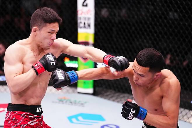 박현성과 카를로스(오른쪽)가 펀치를 교환하고 있다. 사진  | UFC