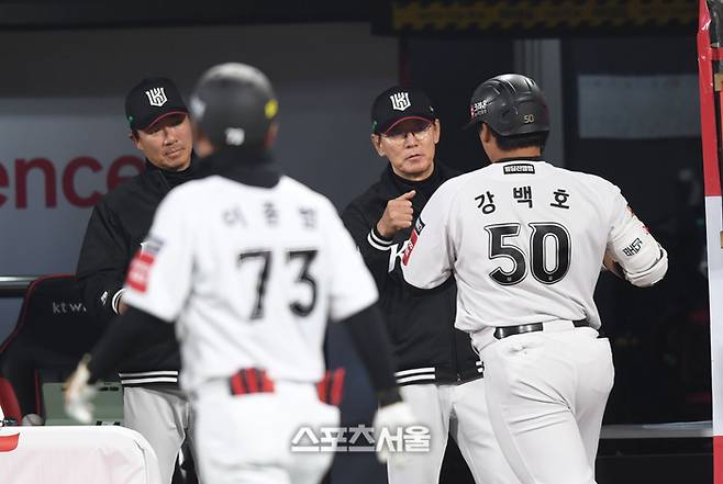 KT 강백호가 득점 후 이강철 감독과 하이파이브를 하고 있다. 수원 | 최승섭기자 thunder@sportsseoul.com