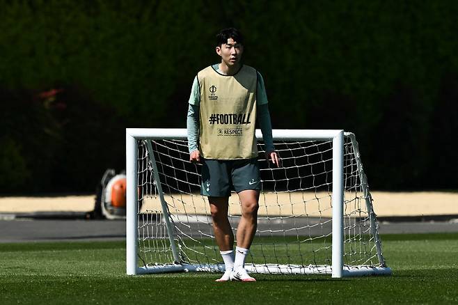 토트넘홋스퍼뉴스는 18일(이하 한국시각) '토트넘은 사우디아라비아와의 회담을 가진 후 손흥민의 퇴출을 결정했다'라며 '손흥민은 올 시즌 부진한 경기력을 보였고, 미래는 불확실하다. 10년의 기록을 돌아보면, 올 시즌은 확실히 기대 이하의 모습을 보여줬다'라고 전했다. AFP연합뉴스