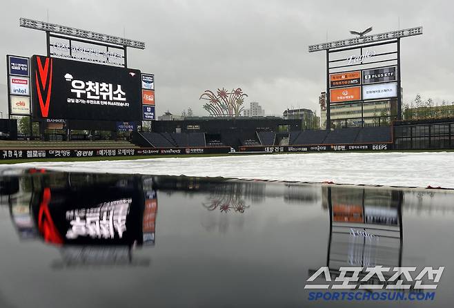 1일 대전한화생명볼파크에서 열릴 예정이던 LG와 한화의 경기가 우천으로 취소됐다. 전광판에 우천 취소에 대한 안내가 나타나고 있다. 대전=허상욱 기자wook@sportschosun.com/2025.05.01/
