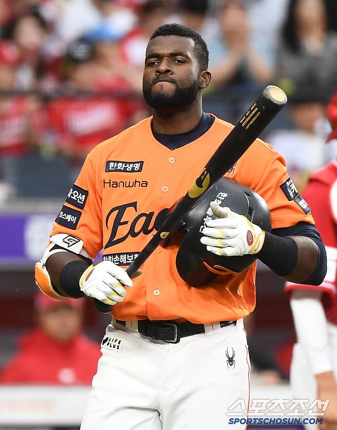 17일 대전 한화생명볼파크에서 열린 SSG-한화의 더블헤더 2차전. 3회말 1사 플로리얼이 삼진을 당한 후 아쉬워하고 있다. 대전=정재근 기자 cjg@sportschosun.com/2025..5.17/