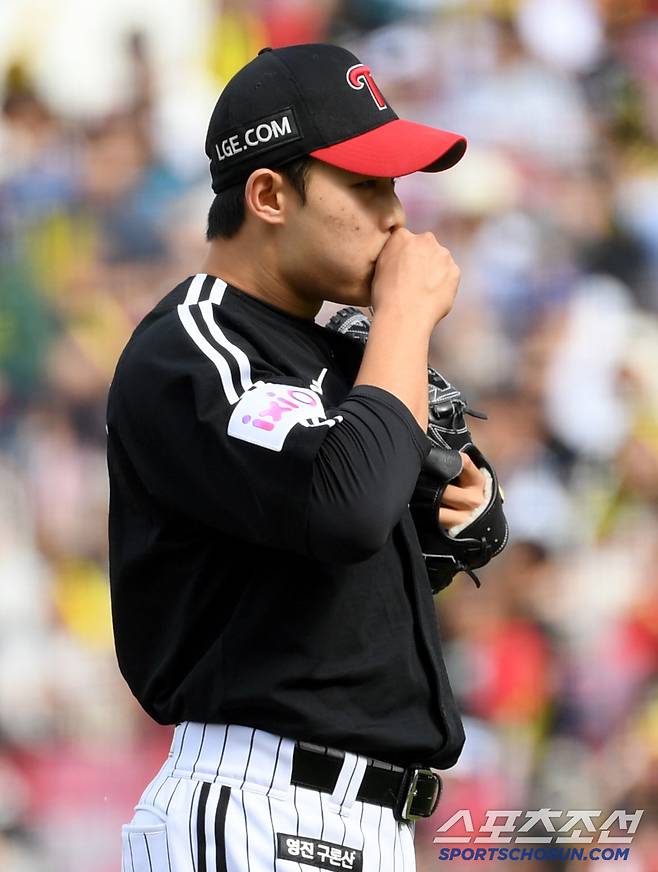27일 광주 기아챔피언스필드에서 열린 KIA 타이거즈와 LG 트윈스의 경기. LG 김영우가 숨을 고르고 있다. 광주=박재만 기자 pjm@sportschosun.com/2025.04.27/