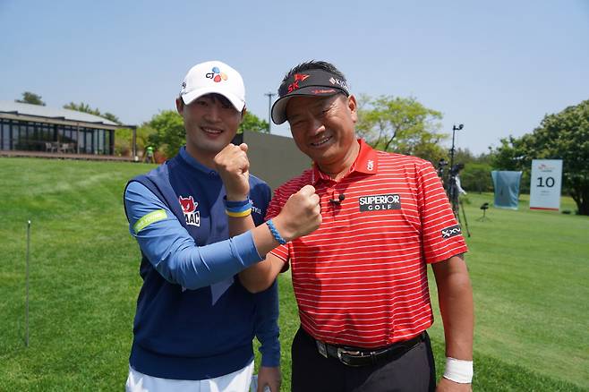 지난 12일 재능나눔 행복라운드에 멘토로 참가한 배용준과 최경주(오른쪽)가 엮다팔찌를 착용한 채 포즈를 취하고 있다.