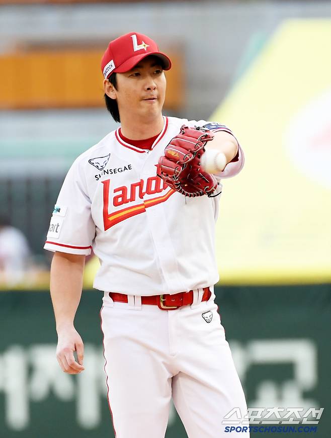 13일 인천 SSG랜더스필드에서 열린 SSG 랜더스와 NC 다이노스의 경기. SSG 문승원이 숨을 고르고 있다. 인천=박재만 기자 pjm@sportschosun.com/2025.05.13/