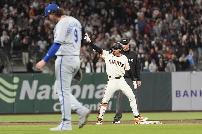 이정후가 캔자스시티 우완 존 슈라이버에게 우익선상 2루타를 터뜨린 뒤 환호하고 있다. AP연합뉴스