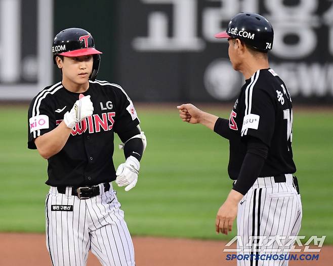 20일 부산 사직야구장에서 열린 KBO리그 롯데와 LG의 경기. 1회초 2사 만루. 2타점 적시타 날린 구본혁. 부산=송정헌 기자songs@sportschosun.com/2025.05.20/