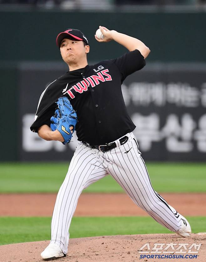 20일 부산 사직야구장에서 열린 KBO리그 롯데와 LG의 경기. 선발 투구하고 있는 LG 송승기. 부산=송정헌 기자songs@sportschosun.com/2025.05.20/