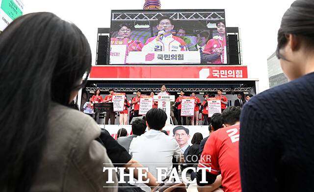 '윤석열 리스크'를 털어낸 국민의힘의 다음 목표는 '지지율 반등'이다. 김문수 대선 후보의 지지율이 일정 수준을 넘겨야만 '반(反)이재명 빅텐트' 논의를 해볼 만하다는 판단에서다. 사진은 김 후보가 19일 오전 서울 중구 청계광장에서 '청년이 바라는 대한민국' 정책 공약을 발표하고 있는 모습. /임영무 기자