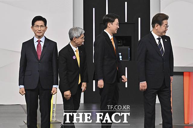 이재명 더불어민주당, 이준석 개혁신당, 권영국 민주노동당, 김문수 국민의힘 대선 후보(오른쪽부터)가 18일 서울 상암동 SBS 프리즘센터 스튜디오에서 열린 제21대 대선 1차 후보자 토론회에서 기념 촬영을 끝내고 자리로 돌아가고 있다./국회사진취재단