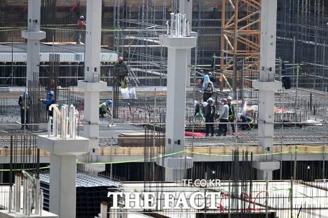 건산연은 건설경기 회복을 위한 해법으로 유동성 공급을 통한 신속 대응과 구조 전환이 동시에 추진돼야 한다고 짚었다. /더팩트 DB