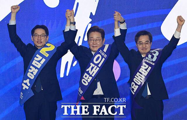 김경수·이재명·김동연 더불어민주당 경선 후보(왼쪽부터)가 27일 오후 경기 고양시 킨텍스에서 열린 더불어민주당 제21대 대통령 선거 후보자 선출을 위한 수도권·강원·제주 합동연설을 마치고 기념 촬영을 하고 있다. /고양=박헌우 기자