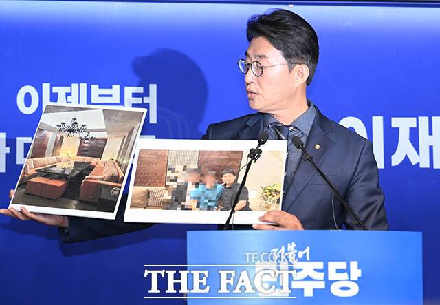 노종면 더불어민주당 선거대책위원회 대변인이 19일 오후 서울 여의도 더불어민주당 중앙당사에서 기자회견을 열고 지귀연 부장판사의 '룸살롱 접대 의혹'에 관한 사진을 공개하고 있다. /박헌우 기자