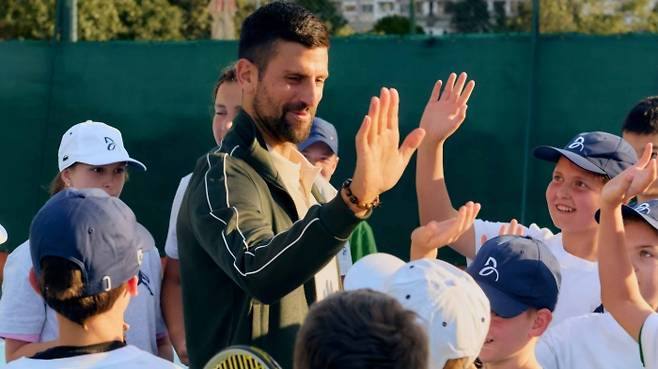 노박 조코비치가 자신의 이름이 들어간 코트 개장식(세르비아 베오그라드)에서 아이들과 즐거운 시간을 보내고 있다. 사진/ATP 투어