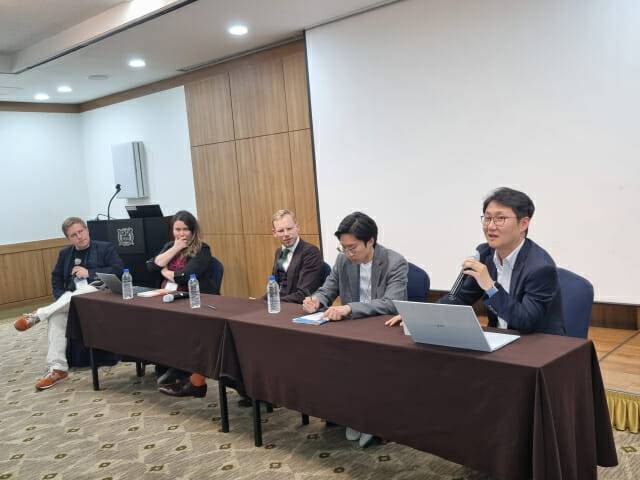 '책임 있는 AI와 AI 혁신' 패널 토론에서 김명신 LG AI연구원 수석(오른쪽 끝)이 발언하고 있다. (사진=조이환 기자)