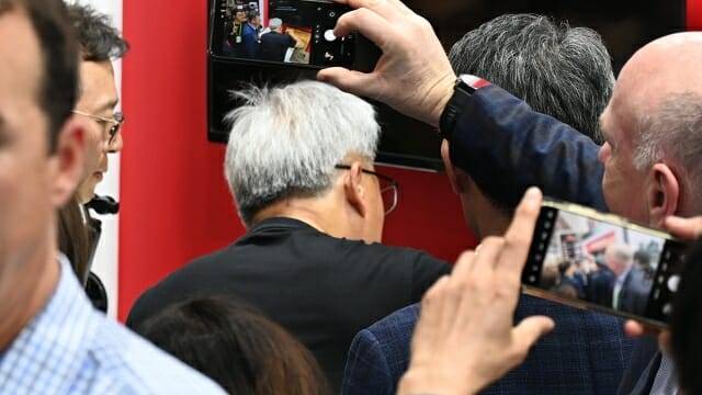 젠슨 황 엔비디아 CEO는 각종 전시물에 직접 서명과 메시지를 남겼다. (사진=공동취재단)