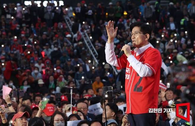 김문수 국민의힘 대선 후보가 19일 서울역 광장에서 열린 '쏘울을 새롭게' 집중 유세에서 시민들에게 지지를 호소하고 있다. 2025.5.19 김현민 기자
