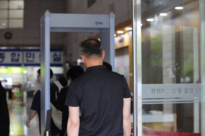 거제 교제폭력 사망사건 피해자의 아버지가 1심 재판이 진행되던 경남 창원지법 통영지원 재판장으로 들어가고 있다. 이세령 기자