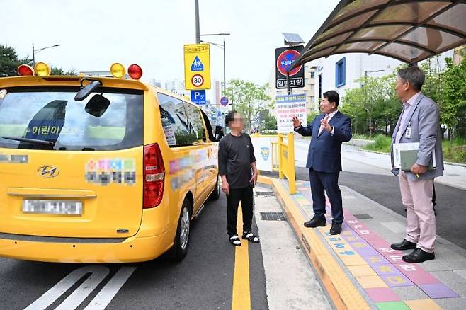 백경현 구리시장이 공약사업 현장을 방문해 시설 운영 상황과 현장의 목소리를 청취하고 있다. 구리시 제공