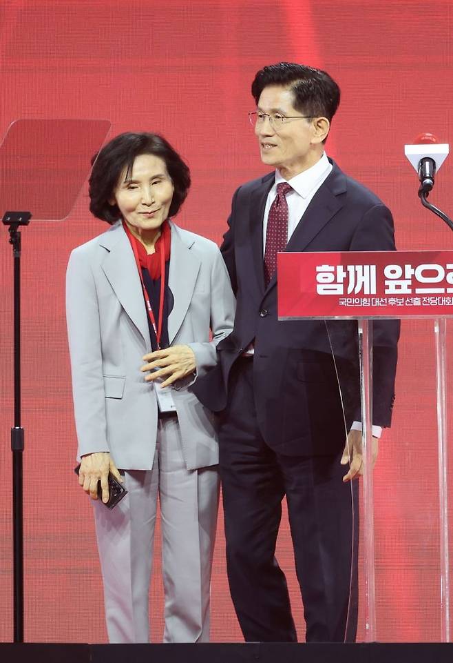 국민의힘 대선 후보로 선출된 김문수 후보가 3일 경기 고양시 킨텍스에서 열린 국민의힘 전당대회에서 아내 설난영 씨를 소개하고 있다. 연합뉴스