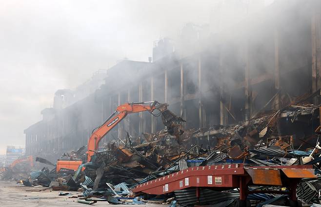 금호타이어 광주공장 화재 발생 사흘째인 19일 광주 광산구 금호타이어 2공장 화재 현장에서 중장비를 동원해 잔해 제거작업하고 있다. /연합뉴스